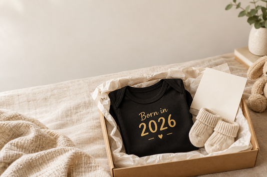 Geschenkbox zur Geburt mit Babybody, Söckchen und Grußkarte